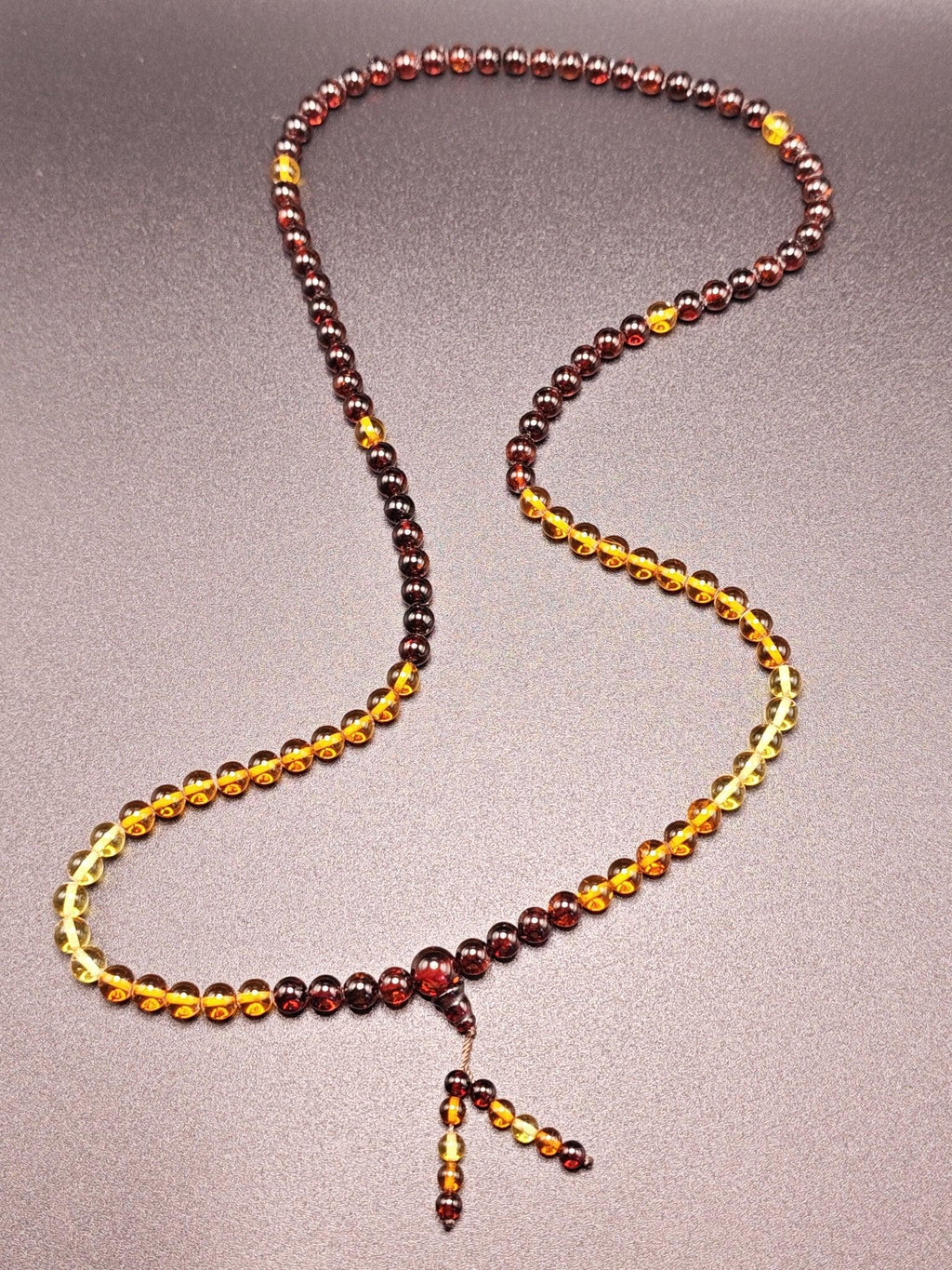 Handgefertigte Bernsteinkette mit farbverlaufenden Perlen aus echtem Ostsee-Bernstein, ideal als Gebetsketten-Schmuck