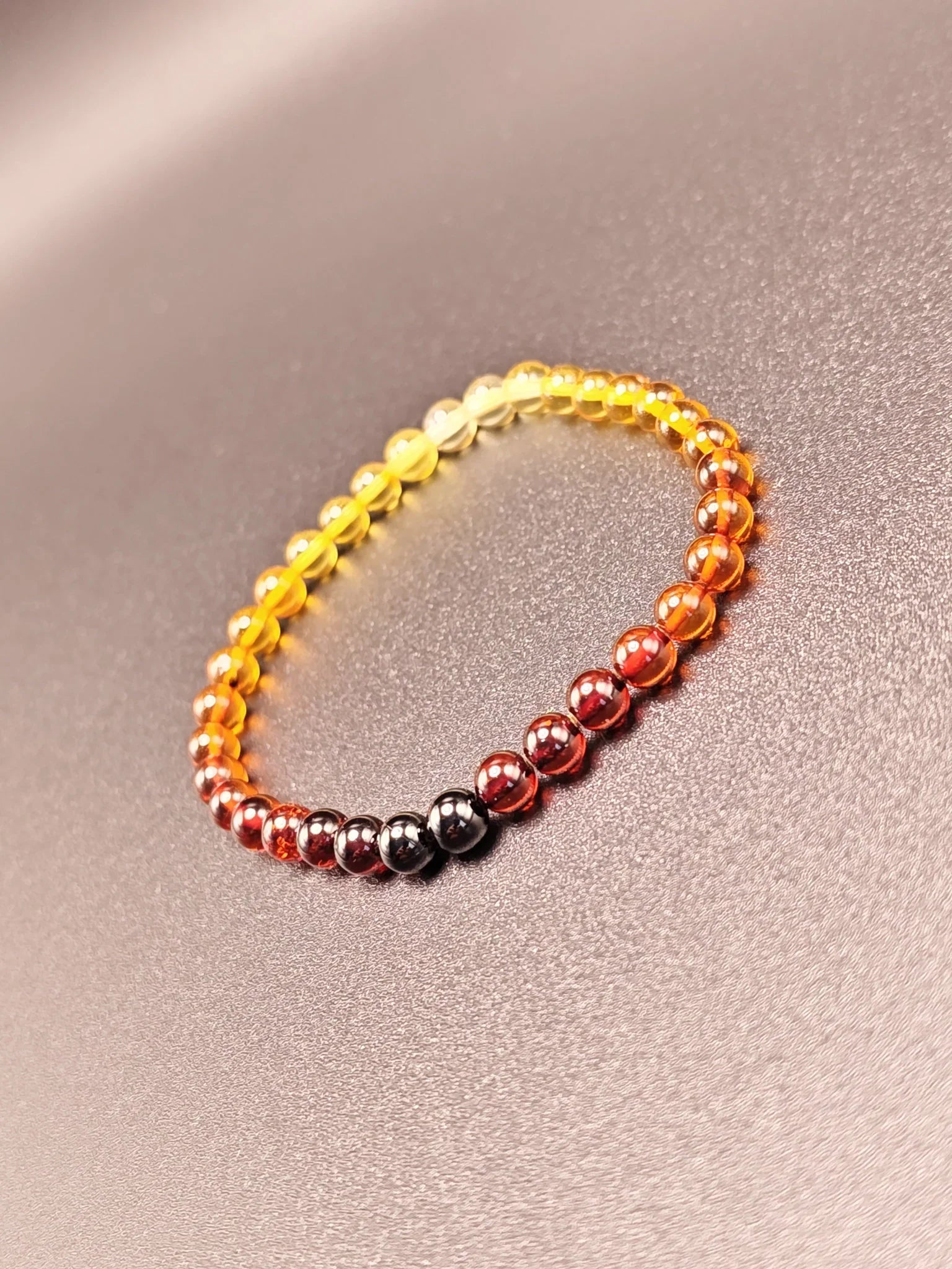 Handgefertigtes Bernstein-Armband mit farbverlaufenden Perlen aus echtem Ostsee-Bernstein
