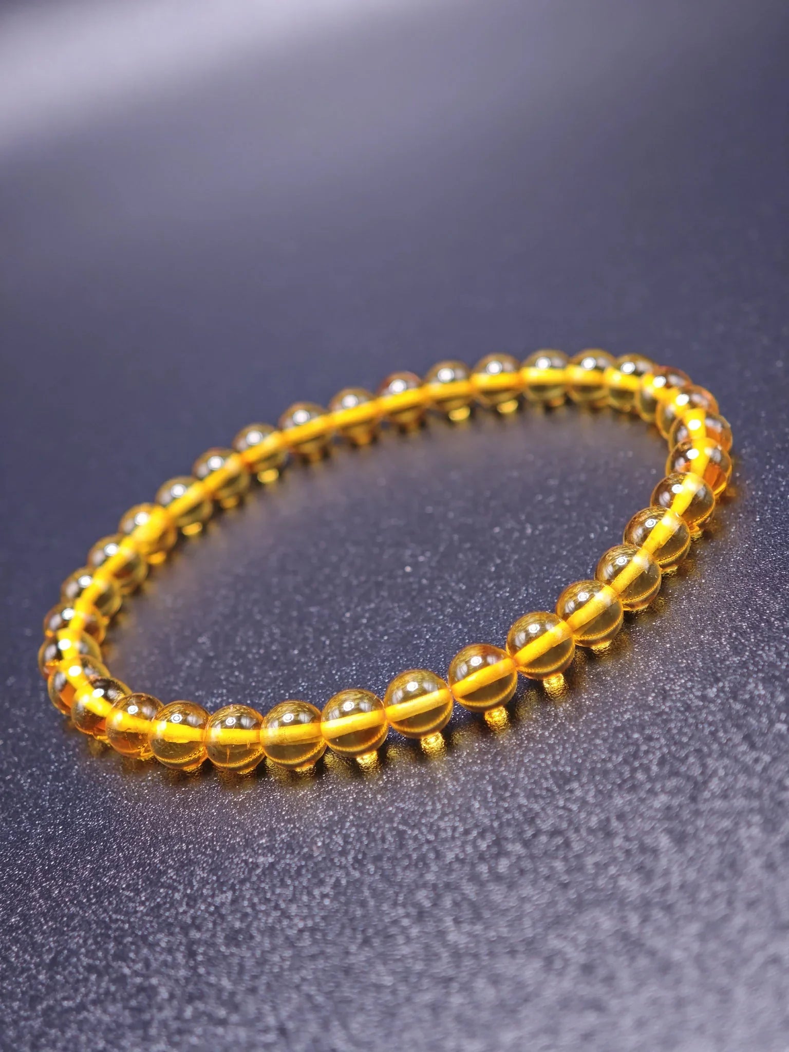 Handgefertigtes Bernsteinarmband aus echtem Ostsee-Bernstein, glänzend und rund, ideal als Schmuckstück oder Gebetskette