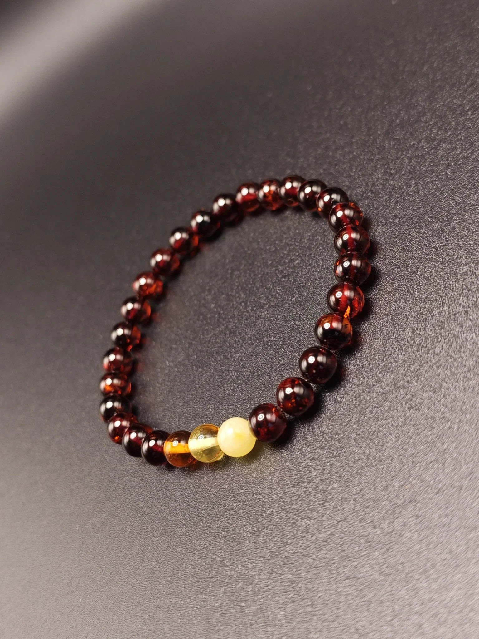 Bernstein-Armband mit roten und gelben Perlen, handgefertigt aus echtem Ostsee-Bernstein