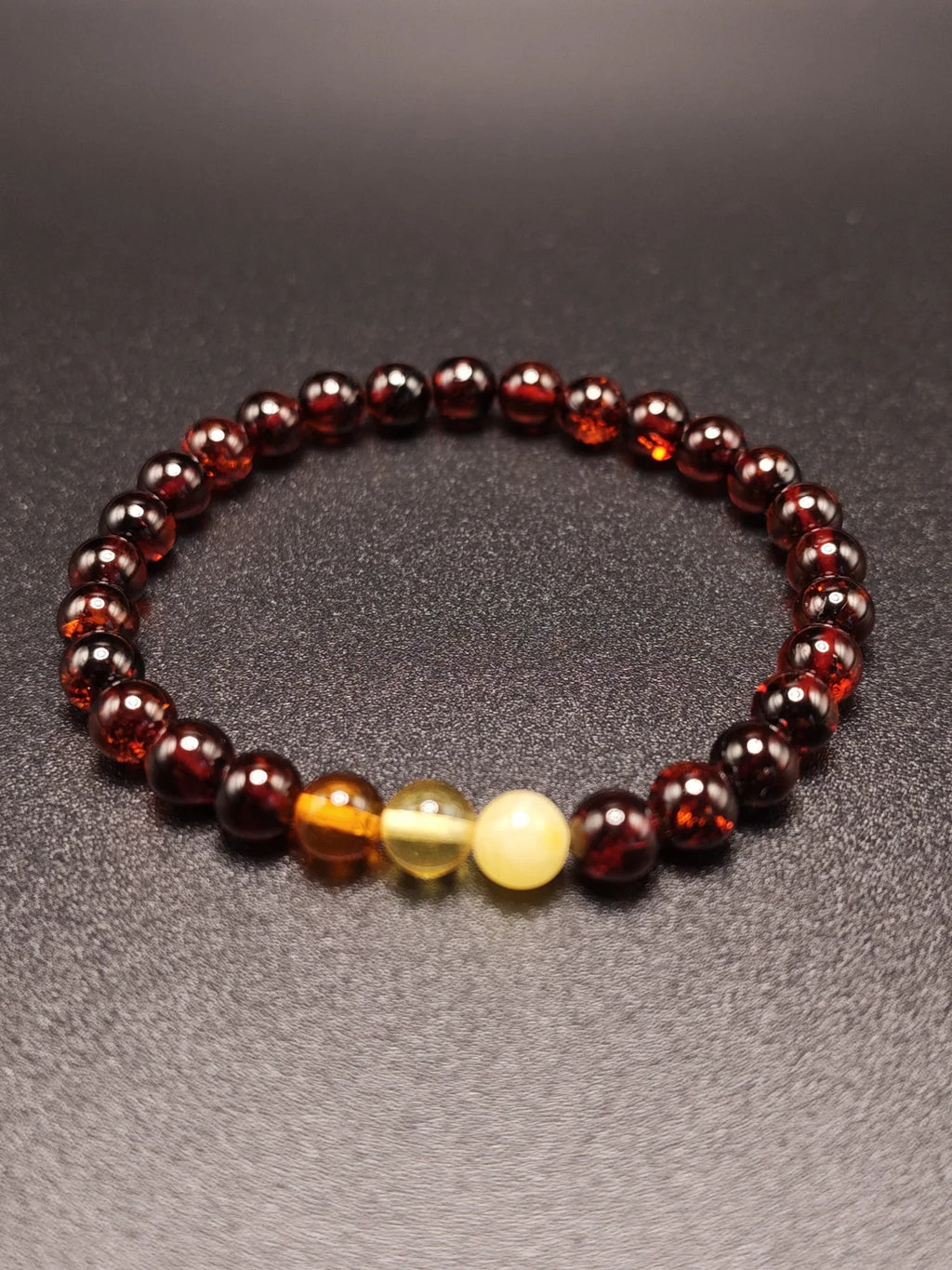 Bernsteinarmband mit roten und gelben Perlen, handgefertigt aus echtem Ostsee-Bernstein