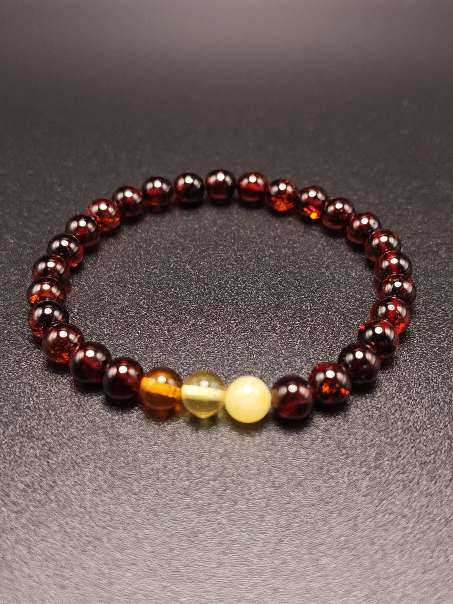 Bernsteinarmband mit roten und gelben Perlen, handgefertigt aus echtem Ostsee-Bernstein
