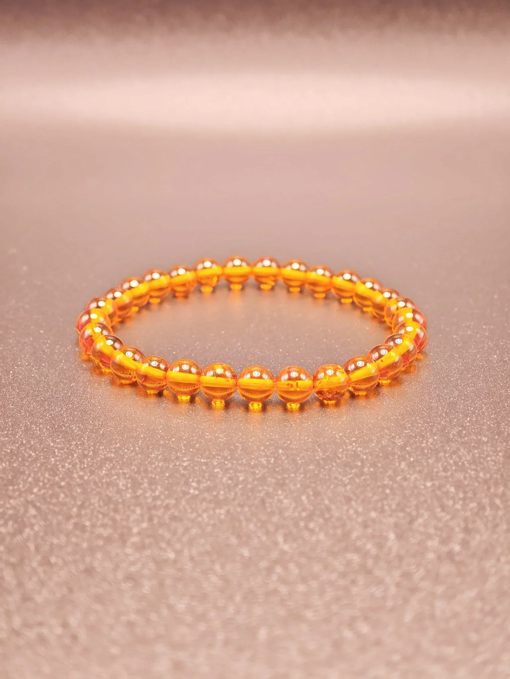 Handgefertigtes Bernstein-Armband aus echtem Ostsee-Bernstein, glänzend poliert und elegant präsentiert