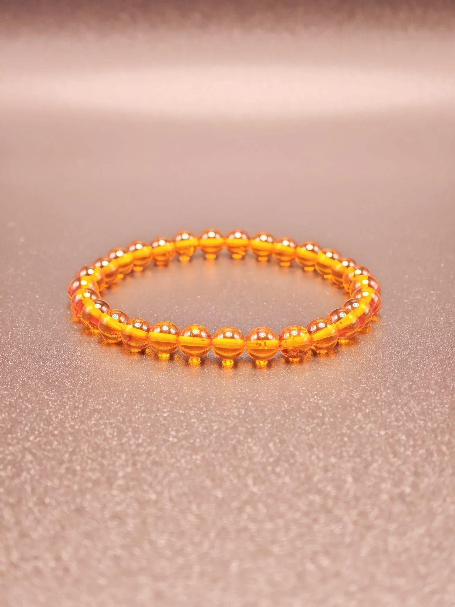 Handgefertigtes Bernstein-Armband aus echtem Ostsee-Bernstein, glänzend poliert und elegant präsentiert