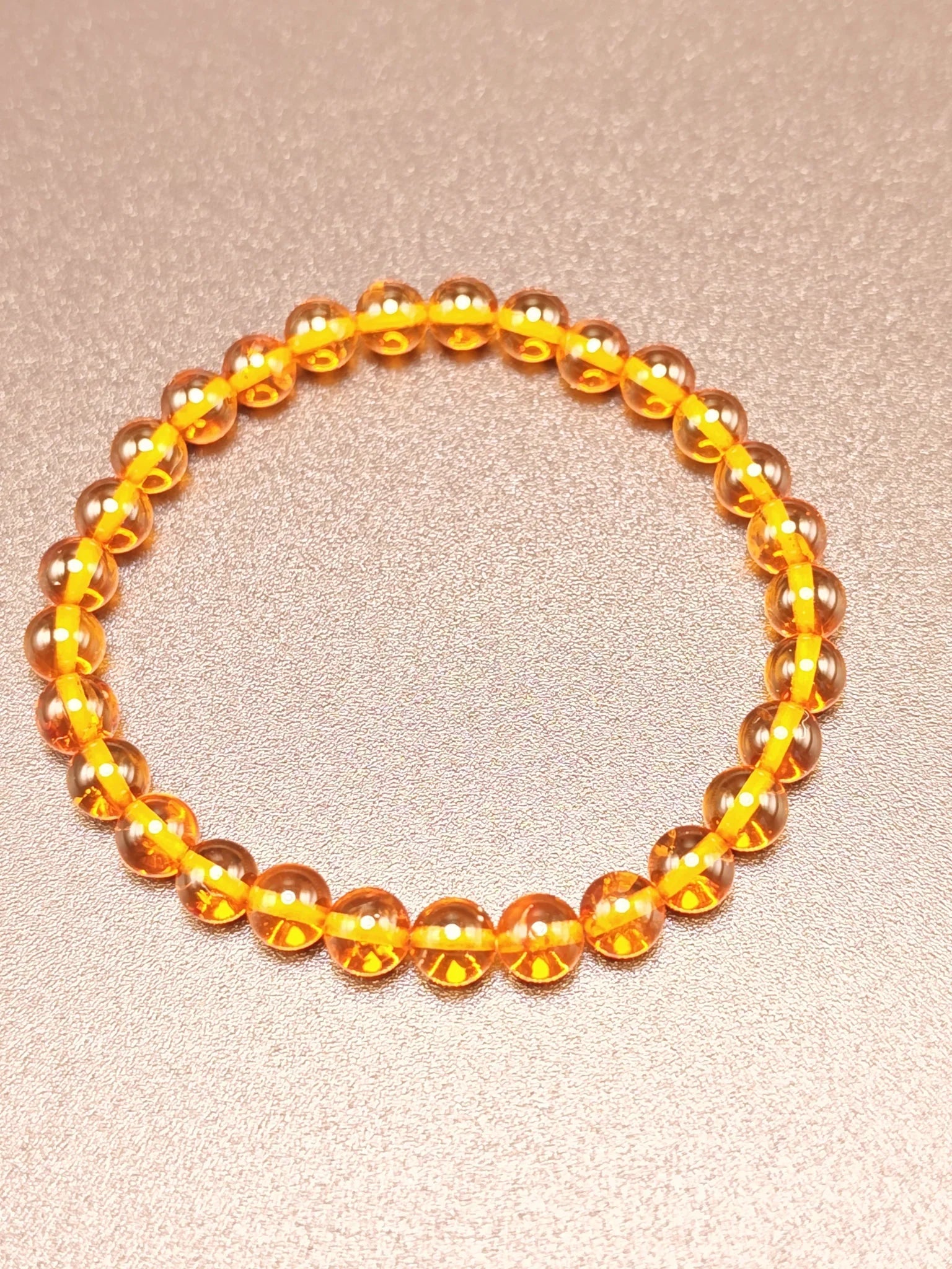 Bernsteinarmband aus echtem Ostsee-Bernstein, handgefertigt, glänzende Perlen auf gelbem Band