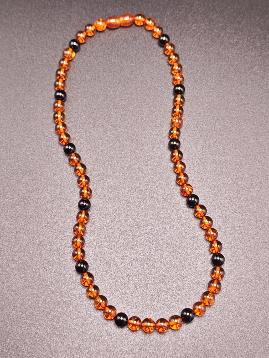 Bernstein-Kette mit orangefarbenen und schwarzen Perlen, handgefertigt aus echtem Ostsee-Bernstein