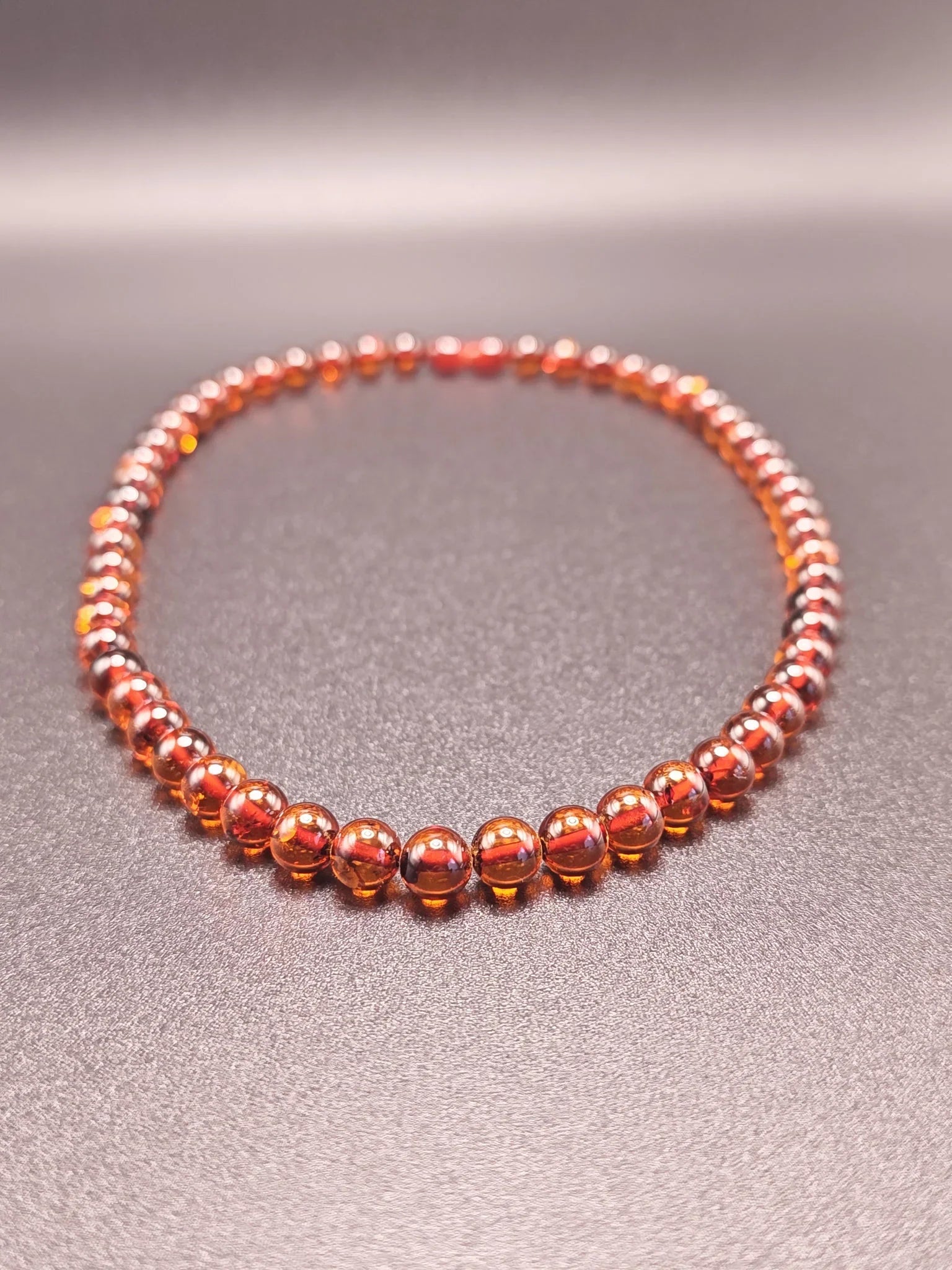 Handgefertigte Bernsteinkette aus echtem Ostsee-Bernstein, glänzende Perlen, exklusiver Schmuck